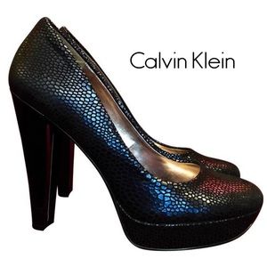 Calvin Klein Carley Platform Pump Metallic Honeycomb Midnight Blue/Black…